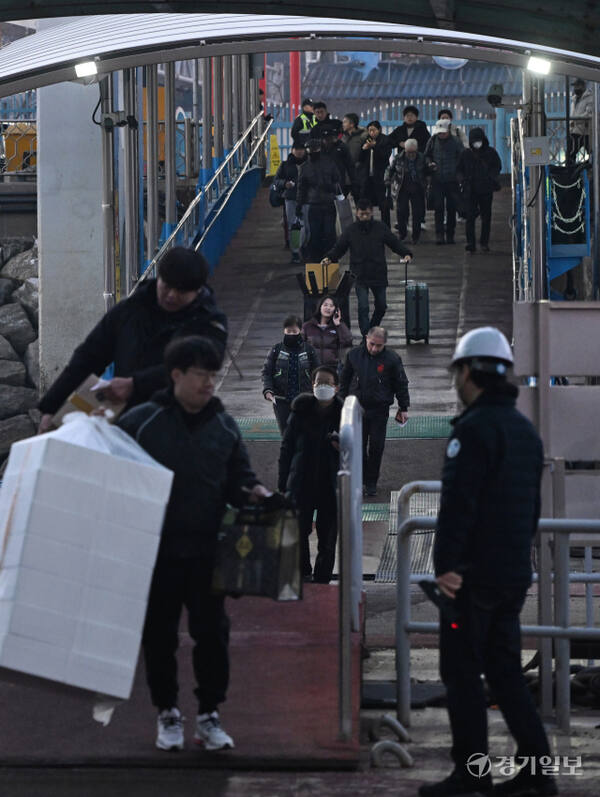설 연휴를 앞둔 24일 오전 인천 중구 인천항 연안여객터미널에서 귀성객들이 여객선에 승선하기 위해 이동하고 있다. 조병석기자
