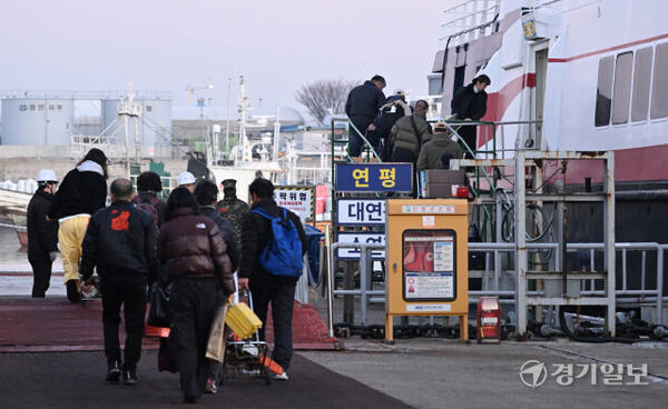설 연휴를 앞둔 24일 오전 인천 중구 인천항 연안여객터미널에서 귀성객들이 고향으로 가는 여객선에 오르고 있다. 조병석기자