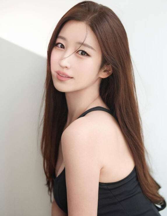 아나운서 출신 모델 김나정이 24일 마약류 관리에 관한 법률 위반 혐의로 검찰에 송치됐다. 김나정 인스타그램