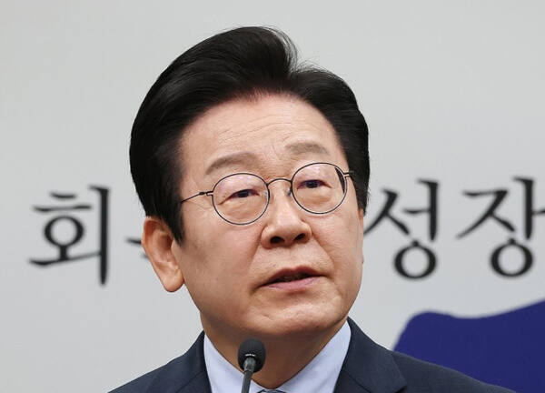더불어민주당 이재명 대표가 23일 오전 국회에서 열린 기자회견에서 취재진의 질문에 답변하고 있다. 연합뉴스
