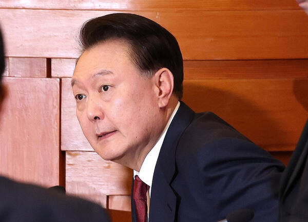 윤석열 대통령이 23일 서울 종로구 헌법재판소에서 열린 탄핵심판 4차 변론에 출석해 있다. 연합뉴스