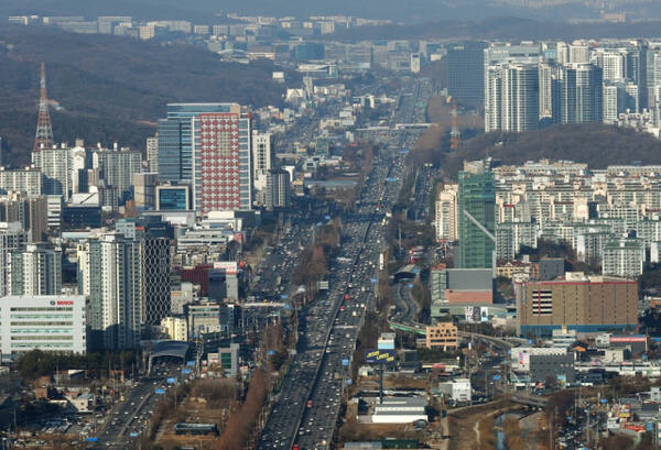 설연휴를 앞둔 24일 오후 경찰특공대 헬기에서 바라본 경기도 용인시 신갈IC 인근 경부고속도로가 귀성차량 등으로 정체되고 있다. 연합뉴스