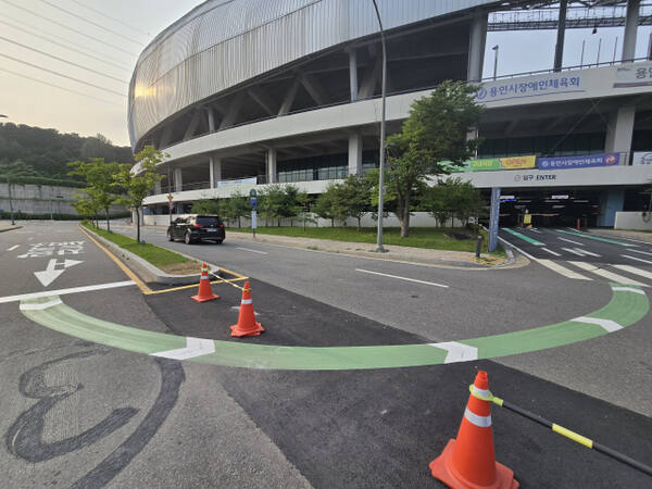 용인도시공사가 최근 용인 처인구 미르스타디움 남문 지하주차장 주변 교통 환경 개선 작업을 마쳤다. 사진은 현장 전경. 용인도시공사 제공