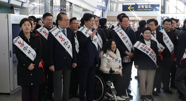 국민의힘 권영세 비상대책위원장, 권성동 원내대표 등이 설 연휴를 앞둔 24일 오전 서울역에서 시민들에게 귀성인사를 하고 있다. 연합뉴스