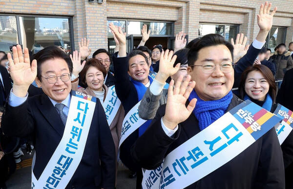 더불어민주당 이재명 대표, 박찬대 원내대표 등이 24일 오전 서울 서초구 고속버스터미널에서 설 귀성 인사를 하고 있다. 연합뉴스
