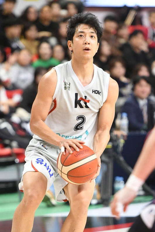 26일 울산동천체육관서 열린 2024-2025 KCC 프로농구 정규리그 울산 현대모비스와 원정 경기서 KT의 허훈이 슈팅 전 자세를 가다듬고 있다. KBL 제공