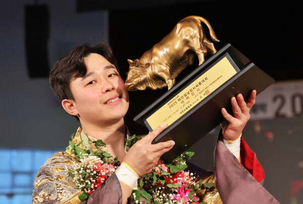 26일 충남 태안종합실내체육관에서 열린 ‘위더스제약 2025 태안설날장사씨름대회’ 태백장사(80㎏이하)에 등극한 이광석(울주군청)이 황소트로피를 들고 기념사진을 찍고 있다.