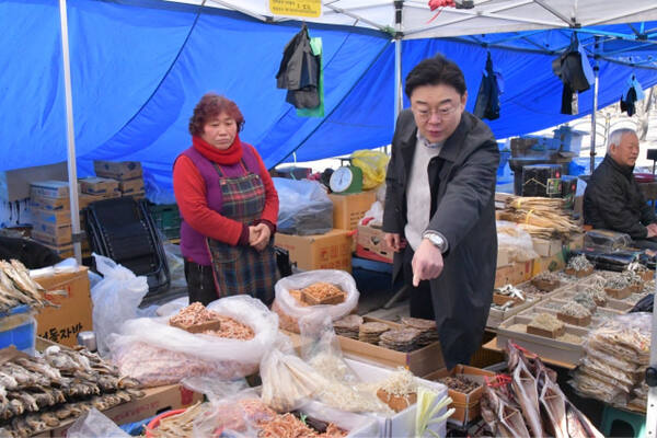 연천 시장에 방문한 국민의힘 김성원 의원. 김 의원 페이스북