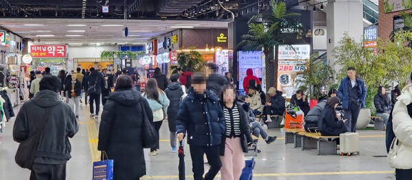 설 전날인 28일 경기남부지역을 중심으로 20㎝ 안팎의 눈이 쌓이는 등 경기도에 폭설이 내리고 있는 가운데 설날까지 많은 눈이 예보돼 주의가 요구된다. 또한 폭설에 전국 고속도로 곳곳에서 정체가 생기고, 기차, 버스 등 대중교통 운행에도 차질이 생기고 있어 이용전 교통상황 확인이 필요하다. 28일 오후 수원버스터미널에서 시민들이 버스 운행을 기다리고 있다. 윤원규기자