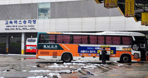 설 전날인 28일 경기남부지역을 중심으로 20㎝ 안팎의 눈이 쌓이는 등 경기도에 폭설이 내리고 있는 가운데 설날까지 많은 눈이 예보돼 주의가 요구된다. 또한 폭설에 전국 고속도로 곳곳에서 정체가 생기고, 기차, 버스 등 대중교통 운행에도 차질이 생기고 있어 이용전 교통상황 확인이 필요하다. 28일 오후 수원버스터미널에서 버스들이 운행을 준비하고 있다. 윤원규기자