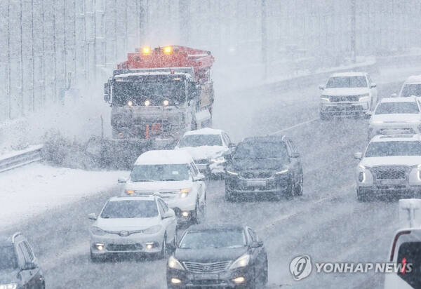 28일 설을 하루 앞두고 대설 경보가 발효 중인 용인시 경부고속도로 수원신갈IC 부근에서 제설차가 눈을 치우고 있다. 연합뉴스