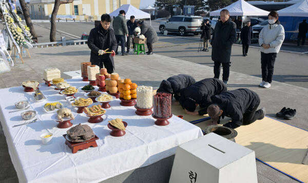 설날인 29일 오전 파주시 임진각 망배단에서 열린 제41회 망향경모제에서 실향민 및 가족들이 북쪽을 향해 절을 올리고 있다. 윤원규기자