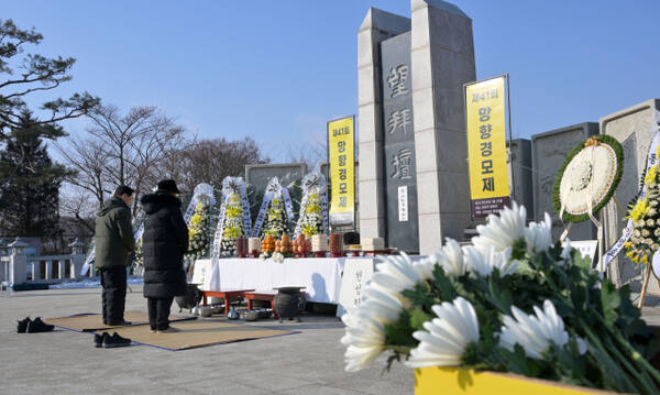 설날인 29일 오전 파주시 임진각 망배단에서 열린 제41회 망향경모제에서 실향민 및 가족들이 북쪽을 향해 절을 올리고 있다. 윤원규기자