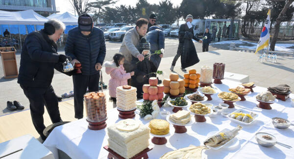 설날인 29일 오전 파주시 임진각 망배단에서 열린 제41회 망향경모제에서 실향민 및 가족들이 북쪽을 향해 절을 올리고 있다. 윤원규기자