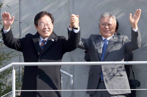 더불어민주당 이재명 대표가 설 연휴 마지막 날인 30일 오후 경남 양산시 하북면 평산마을 문재인 전 대통령 사저를 방문, 문 전 대통령과 함께 인사하고 있다. 연합뉴스