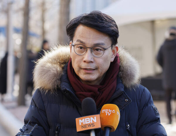공수처 앞에서 인터뷰 하는 윤상현 의원 (과천=연합뉴스) 황광모 기자 = 내란 우두머리와 직권남용 권리행사 방해 혐의를 받는 윤석열 대통령이 경기 과천시 정부과천청사 내 고위공직자범죄수사처에 체포돼 조사받고 있는 15일 오후 국민의힘 윤상현 의원이 공수처 앞에서 취재진 질문에 답하고 있다. 2025.1.15 hkmpooh@yna.co.kr (끝) &lt;저작권자(c) 연합뉴스, 무단 전재-재배포, AI 학습 및 활용 금지&gt;