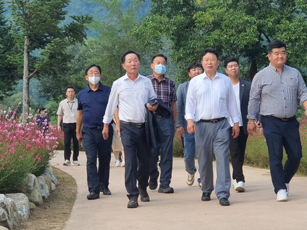 서태원 가평군수가 자라섬 꽃 페스타가 열리는 현장을 확인하고 있다. 가평군 제공