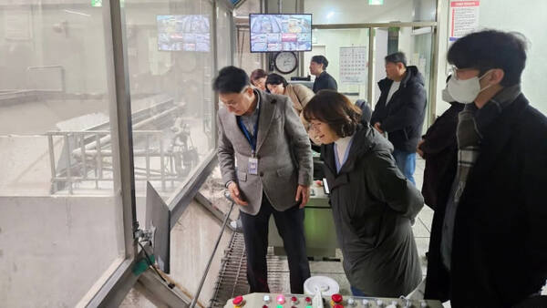 고양특례시의회 환경경제위원회 소속 의원들이 지난달 22일 청주권광역소각시설을 방문해 내부시설을 둘러보고 있다. 고양특례시의회 제공