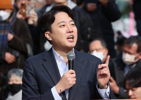 이준석 개혁신당 의원이 2일 서울 마포구 홍대 레드로드 버스킹거리에서 기자회견을 하고 있다. 연합뉴스