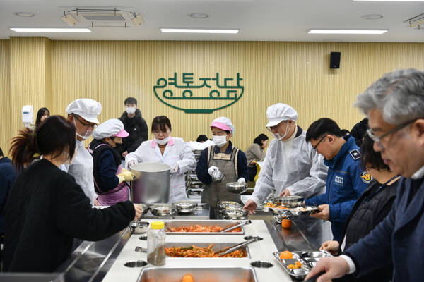 수원시 영통구가 지난달 31일 영통구청 공무원들을 격려하기 위해 구내식당 ‘영통정담’에서 떡국 나눔 행사를 진행하는 모습. 영통구 제공