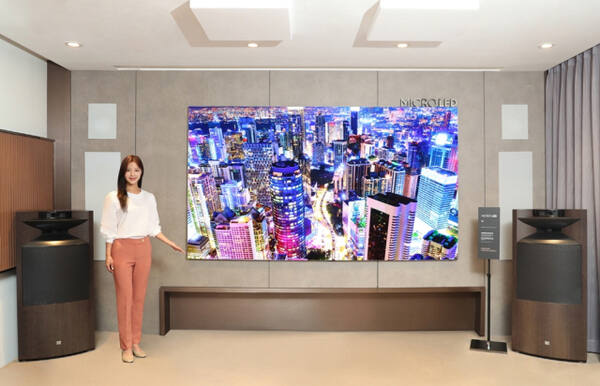삼성전자 모델이 하만 럭셔리 스토어 롯데백화점 잠실점에 전시된 마이크로 LED를 소개하고 있다. 삼성전자