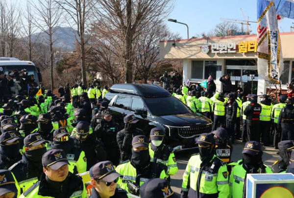국민의힘 권영세 비대위원장과 권성동 원내대표 등 지도부가 탄 차량이 3일 윤석열 대통령을 면회하기 위해 경기도 의왕시 서울구치소로 향하고 있다. 연합뉴스