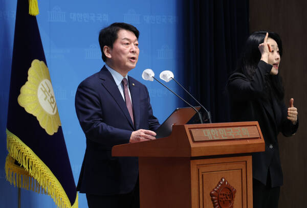 안철수 국민의힘 의원(성남 분당갑)이 3일 오전 서울 여의도 국회 소통관에서 개헌 관련 입장 발표 기자회견을 하고 있다. 연합뉴스