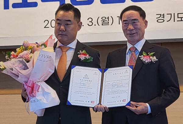 전재범 경기도육상연맹 회장(왼쪽)이 취임식서 이원성 경기도체육회장으로부터 인준장을 받고있다.황선학기자