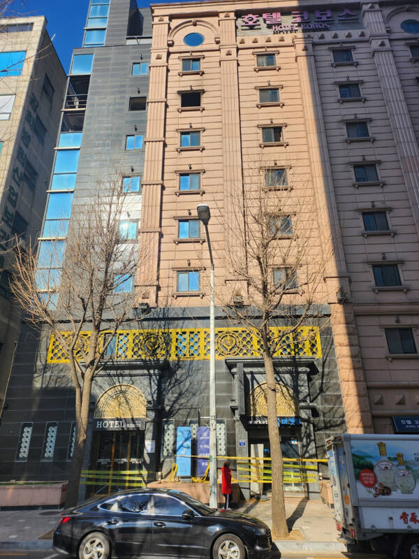 지난해 8월22일 오후 7시37분께 객실 화재로 투숙객 7명이 숨졌던 부천시 원미구 중동호텔. 김종구기자.