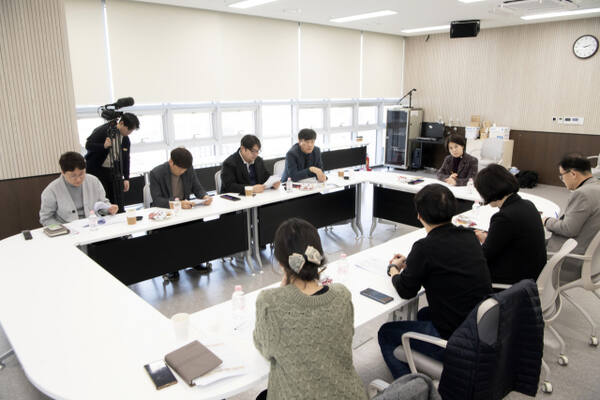 ‘김포시 BTL-BTO 활용방안 연구회’가 지난달 24일 첫 모임을 갖고 연구활동 방향을 논의하고 있다. 김포시의회 제공