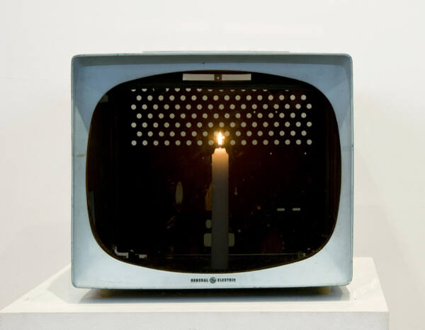 백남준 作 ‘촛불 TV’, 1975(1999). 백남준아트센터 제공