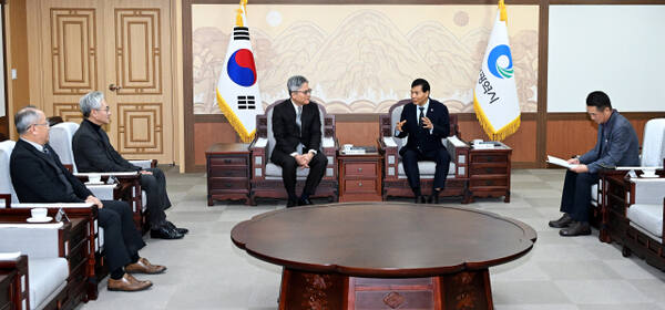 황효진 글로벌도시정무부시장이 3일 시청 접견실에서 열린 ‘용현 ·학익 1블록 도시개발사업 복합문화커뮤니티사업 양해각서 체결식’에서 ㈜DCRE 정창현 대표이사와 협력방안을 논의하고 있다. 인천시 제공