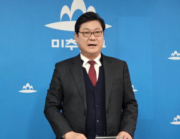 이영훈 미추홀구청장이 3일 구청 기자실에서 미추홀구 신청사 건립 기자회견을 열고 발언하고 있다. 박귀빈기자