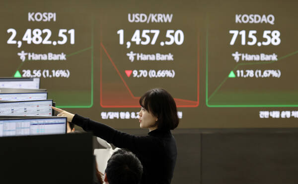 기사와 관련 없는 사진. 코스피가 2,480대에서 상승 출발한 4일 오전 서울 하나은행 본점 딜링룸에서 딜러들이 업무를 보고 있다. 연합뉴스