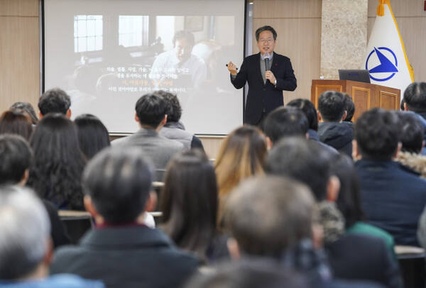 정재찬 한양대학교 국어교육과 교수가 4일 오전 경기일보 본사 대회의실에서 '우리가 인생이라 부르는 것들' 주제로 강연을 하고 있다. 홍기웅기자