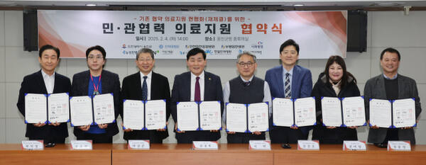 문경복 옹진군수가 4일 군청에서 인하대병원 등 지역 민간 의료기관과 의료지원 확대를 위한 협약을 한 뒤 기념 촬영하고 있다. 군 제공