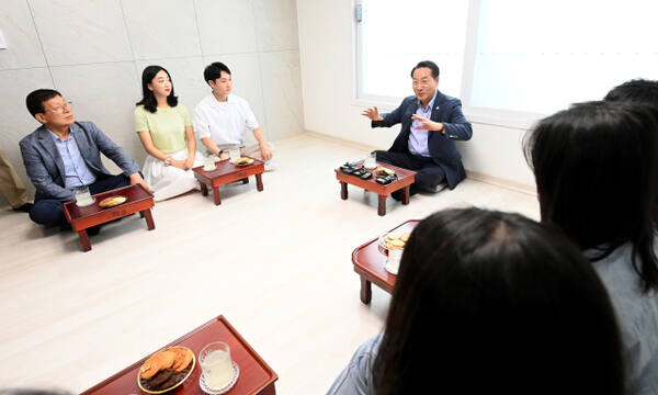 조동암 iH 사장(왼쪽)과 유정복 인천시장(오른쪽)이 지난 2024년 7월31일 인천 부평구 십정동 천원주택 현장을 방문해 신혼부부들과 간담회를 갖고 있다. 인천시 제공