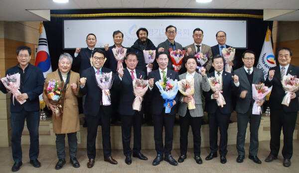 4일 경기도체육회관 중회의실에서 열린 ‘통합3대 경기도 종목단체장 당선인 정담회’서 이원성 경기도체육회장(앞줄 가운데)을 비롯, 참석자들이 기념촬영을 하고 있다. 경기도체육회 제공