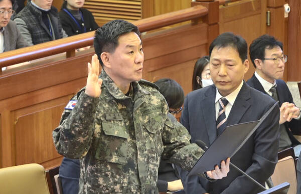 이진우 전 육군 수도방위사령관이 4일 헌법재판소에서 열린 윤석열 대통령 탄핵심판 5차 변론기일에서 증인 선서를 하고 있다. 연합뉴스