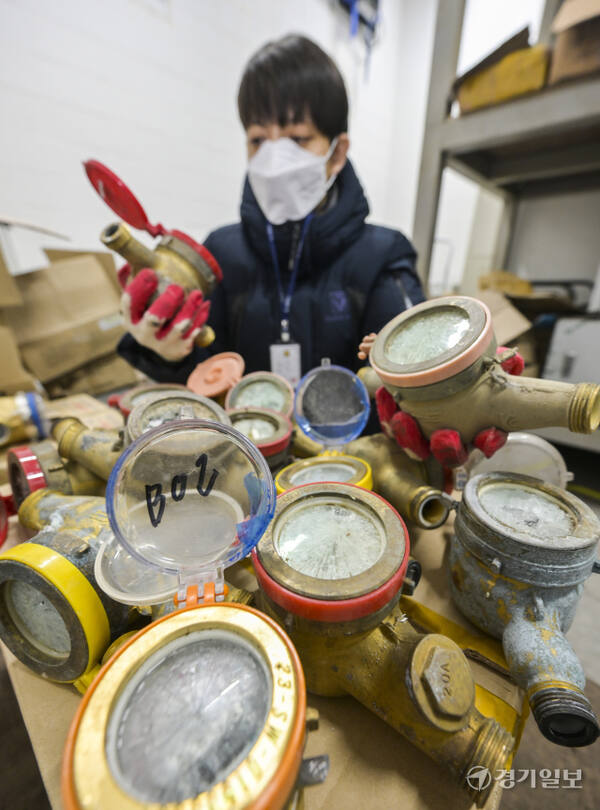 4일 경기지역 최저기온이 영하 16도까지 떨어지는 등 한파가 찾아오면서 도내 곳곳에서 수도계량기 동파가 잇따랐다. 이날 오전 수원시상수도사업소에서 직원이 동파된 수도계량기를 정리하고 있다. 윤원규기자