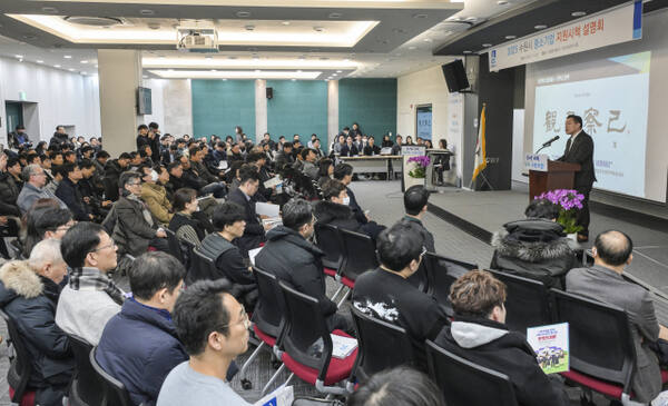 4일 오후 수원특례시 권선구 고색동 수원벤처밸리2 기업지원센터에서 열린 '2025 수원시 중소기업 지원시책 설명회'에서 이재준 수원특례시장이 지원시책을 설명하고 있다. 윤원규기자