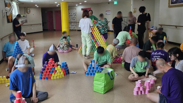 고양시 건강가정지원센터가 운영하는 가족봉사단이 ‘고양천사의집’에서 봉사활동을 펼치고 있다. 본인 제공