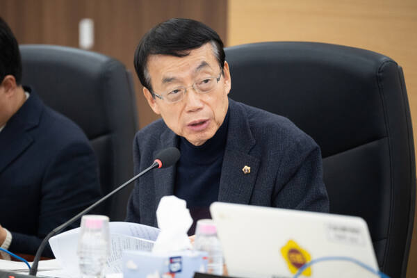 허식 인천시의회 의원(국민의힘·동구)이 5일 열린 제300회 인천시의회 임시회 건설교통위원회 회의에서 시 관계자에게 인하대가 이승만 동상을 세울 수 있도록 시가 가이드라인을 해 줘야 한다고 주장하고 있다. 시의회 제공