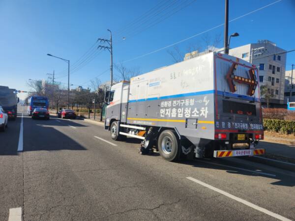 인천시 먼지흡입청소차량이 도로 청소를 하고 있다. 인천시 제공