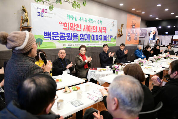 이민근 안산시장이 최근 단원구 백운동 백운공원에서 열린 간담회에서 주민 의견을 청취하고 있다. 안산시 제공