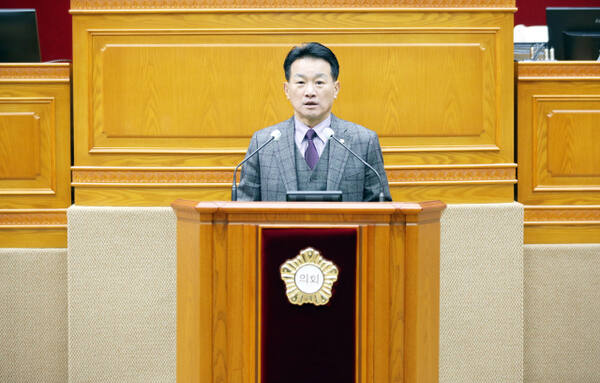 안양시의회 국민의힘 김주석의원이 제300회 임시회 제1차 본회의에서 5분 발언을 하고 있다. 안양시의회 제공