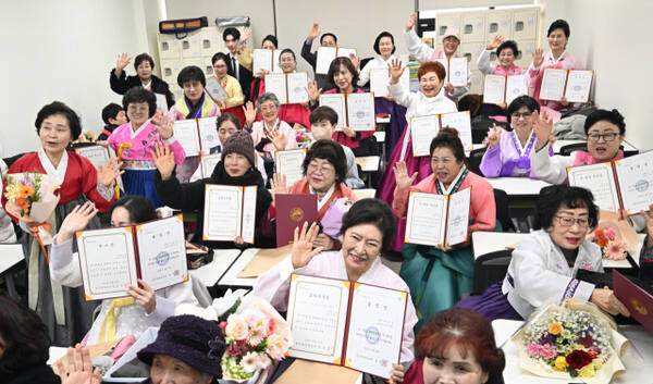 5일 인천 미추홀구 남인천중·고등학교에서 늦깍이 만학도 227명이 중학교 졸업식을 했다. 조병식기자