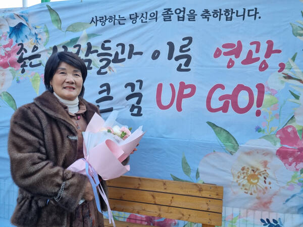 여러 번의 암 투병에도 불구하고 꿋꿋이 학교를 다녀 중학교 과정을 졸업하는 정양순씨(61). 정성식 기자