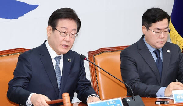 더불어민주당 이재명 대표가 5일 서울 여의도 국회에서 열린 최고위원회의에서 의사봉을 두드리고 있다. 연합뉴스