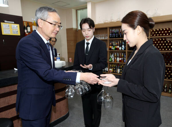 호텔관광과 학생들이 와인 실습교육을 받고 있다. 서정대학교 제공